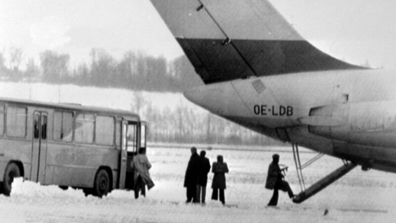 Die OPEC-Attentäter fliegen nach dem Anschlag mit mehreren Geiseln von Wien nach Algier. (Bild: dpa)