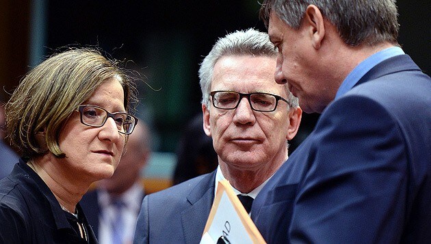 Mikl-Leitner mit dem deutschen Innenminister De Maiziere und dem belgischen Amtskollegen Jambon (Bild: APA/AFP/Thierry Charlier)