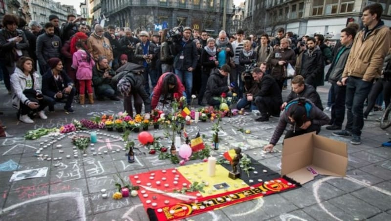 Andacht vor der Brüsseler Börse (Bild: APA/AFP/Belga/AURORE BELOT)