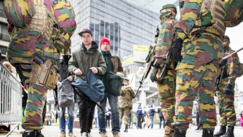 Ausnahmezustand: Soldaten führen Kontrollen vor den U-Bahn-Stationen in Brüssel durch. (Bild: APA/AFP/BELGA/HATIM KAGHAT)