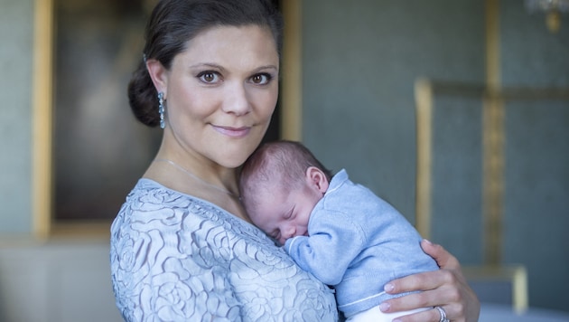 Liebevoll hält Kronprinzessin Victoria ihren Prinzen Oscar im Arm. (Bild: Kate Gabor/Kungahuset.se)
