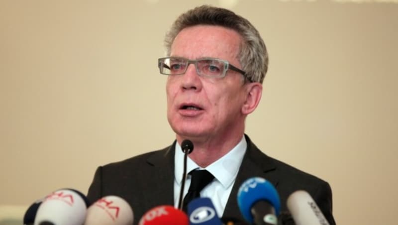 "Werden das auf Dauer nicht hinnehmen": Innenminister De Maiziere (Bild: ASSOCIATED PRESS)