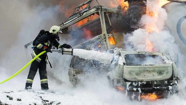 Helfer der Feuerwehr löschten die beiden Unfallwracks. Für den Autofahrer gab es keine Rettung mehr. (Bild: fotokerschi. at)