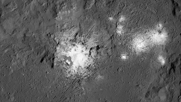 Nahaufnahme zeigt Risse und helle Flecken im Occator-Krater. (Bild: NASA/JPL-Caltech/UCLA/MPS/DLR/IDA/PSI)