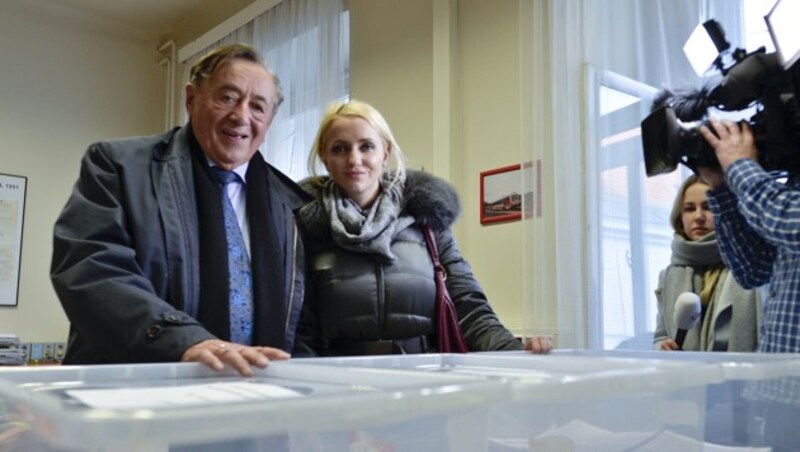 Richard Lugner und Ehefrau Cathy bei der Übergabe am Freitag im Innenministerium (Bild: APA/Herbert Neubauer)