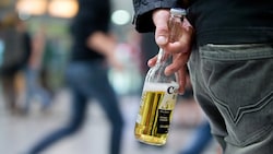 Trotz Jugenschutzgesetz kommen junge Menschen zu leicht an Alkohol heran. (Bild: dpa/Daniel Karmann)