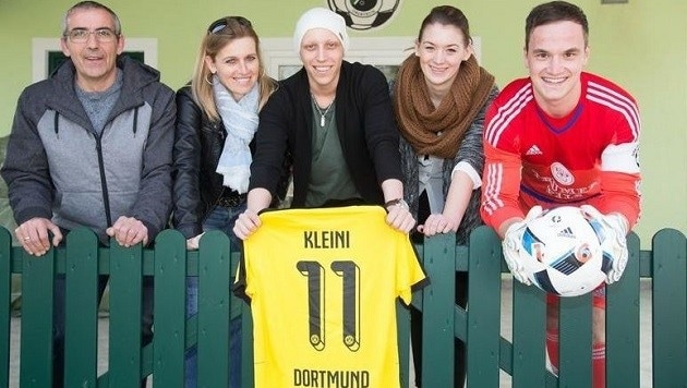 Eltern Sepp und Angelika, Manuel Kleinhofer, Freundin Melanie und USK-Goalie Berni Berger (v.li.) (Bild: Franz Neumayr/MMV)