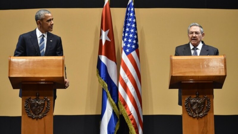 Obama und Castro während der gemeinsamen Pressekonferenz (Bild: APA/AFP/NICHOLAS KAMM)