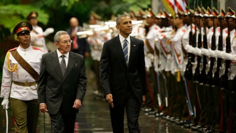 Castro empfängt Obama mit allen militärischen Ehren. (Bild: ASSOCIATED PRESS)