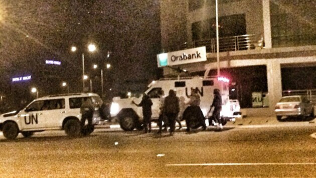 UN-Soldaten sicherten nach dem Angriff den Eingangsbereich des Hotels. (Bild: twitter.com/Arnaud Brunet)