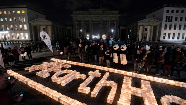 "Earth Hour" am Brandenburger Tor in Berlin (Bild: APA/dpa/Gregor Fischer)