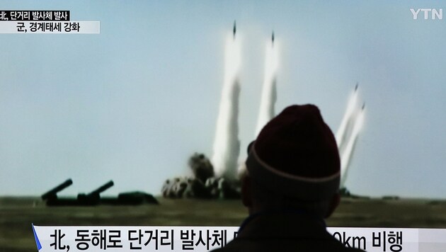 Fernsehbilder vom Abschuss nordkoreanischer Raketen (Bild: Associated Press)