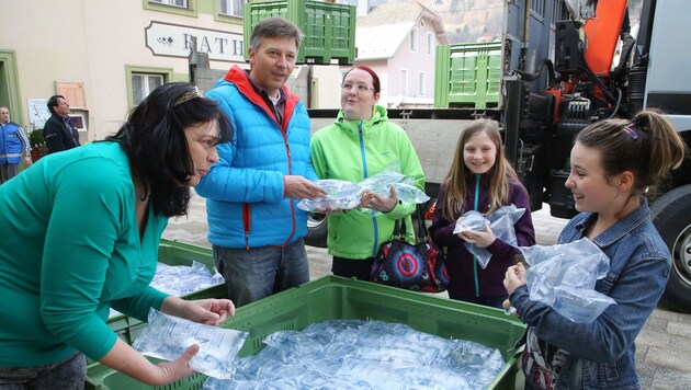 Notversorgung: Vor dem Rathaus wurden die Wasserpakete aus Villach an die Radentheiner verteilt. (Bild: Kronenzeitung)
