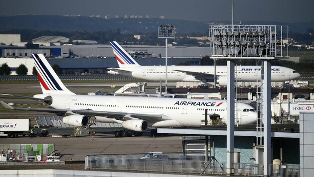 Geparkte Maschinen der Air France auf dem Flughafen Paris-Orly (Bild: APA/AFP/Eric Feferberg)