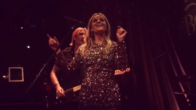 Reese Witherspoon singt in einem Klub in Hollywood lauthals "Sweet Home Alabama". (Bild: instagram.com)