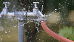 Noch kommt genug Wasser aus unseren Gartenschläuchen – doch das könnte sich ändern.  (Bild: dpa-Zentralbild/Ralf Hirschberger (Symbolbild))