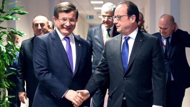 Der türkische Premier Davutoglu mit Frankreichs Präsident Francois Hollande am EU-Gipfel in Brüssel (Bild: AFP)