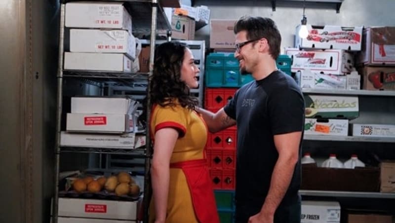 Kat Dennings und Nick Zano in "2 Broke Girls" (Bild: CBS)