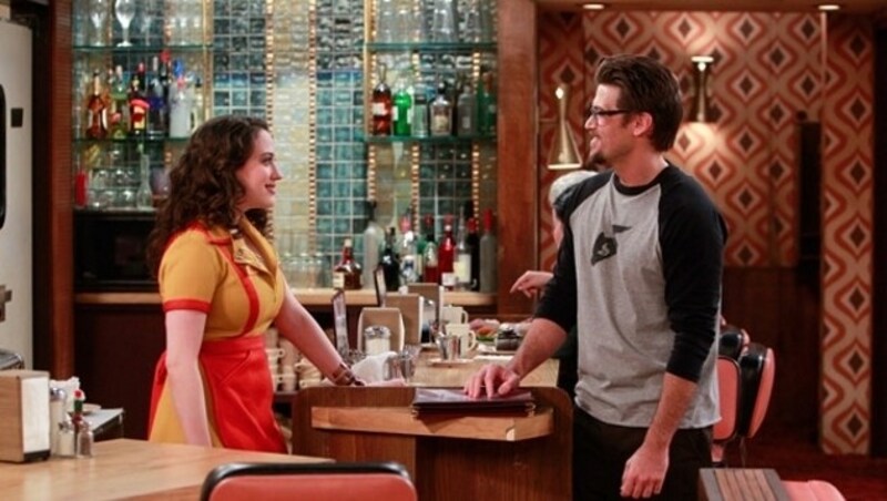 Kat Dennings und Nick Zano in "2 Broke Girls" (Bild: CBS)