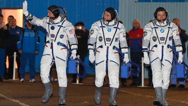 US-Astronaut Jeff Williams mit den Kosmonauten Alexej Owtschinin und Oleg Skripotschka (v.l.n.r.) (Bild: APA/AFP/DMITRI LOVETSKY)