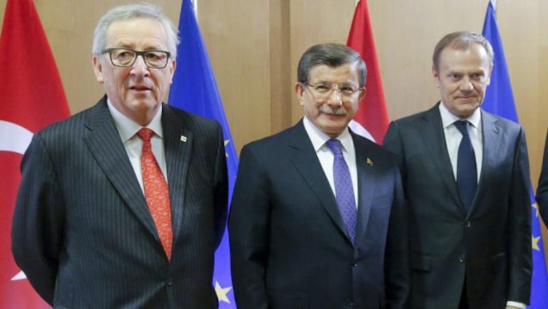 Die Chefverhandler am zweiten Gipfeltag: Jean-Claude Juncker, Ahmet Davutoglu, Donald Tusk (Bild: APA/AFP/Pool/Olivier Hoslet)