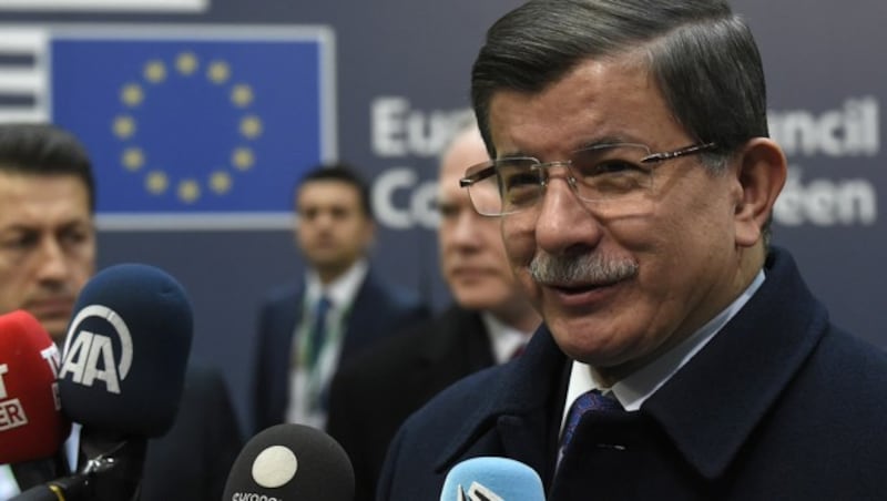 Davutoglu im Brennpunkt des Interesses (Bild: APA/AFP/John Thys)