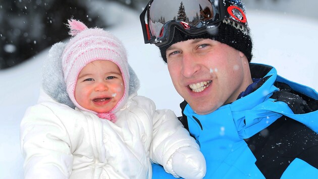 Prinzessin Charlotte mit Prinz William im Schnee (Bild: AP)