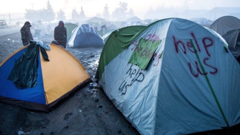 Gestrandete Flüchtlinge im Schlamm des griechischen Lagers Idomeni (Bild: EPA)