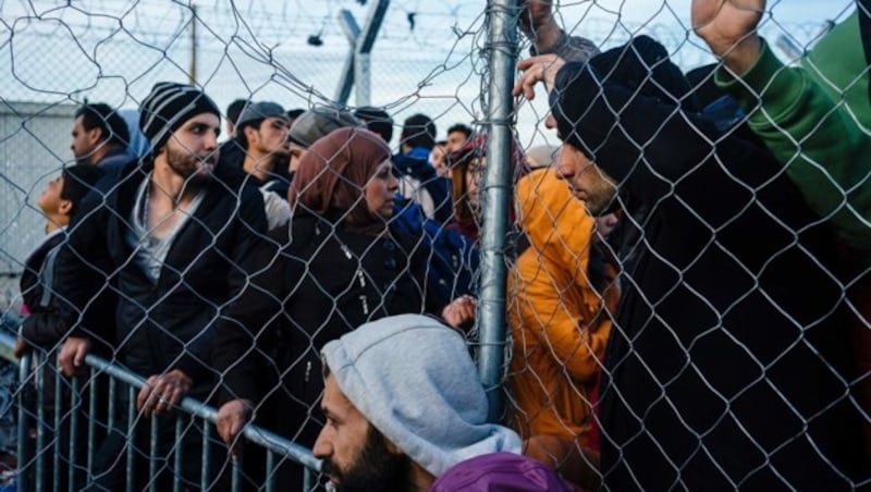 Flüchtlinge an der griechisch-mazedonischen Grenze (Bild: APA/AFP/DIMITAR DILKOFF)