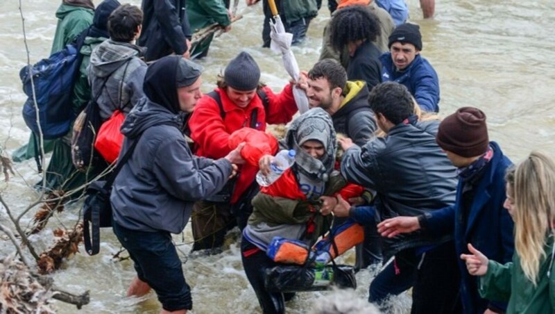 Helfer warteten auf der anderen Flussseite. (Bild: EPA/NAKE BATEV)