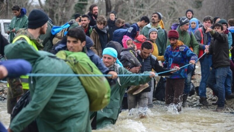 Viele durchquerten den Grenzfluss, nachdem der Landweg geschlossen wurde. (Bild: EPA/NAKE BATEV)