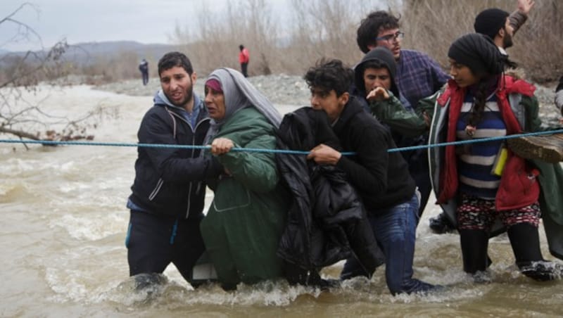 Auch alte Menschen und Kinder wagten die gefährliche Flussüberquerung. (Bild: AP)