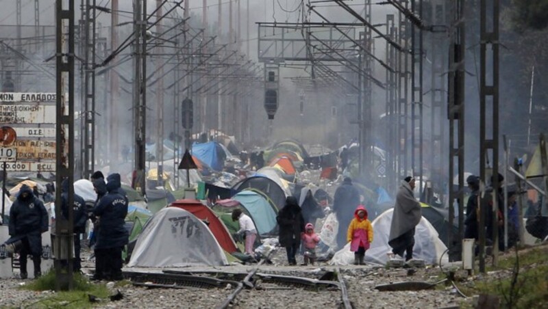 Aktuelles Bild vom Dienstag: Das Flüchtlingslager von Idomeni (Bild: AP)