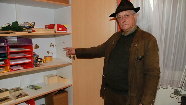 Obmann Paul Stelzl zeigt, wo der kleine Safe herausgerissen wurde. (Bild: Josef Fürbass)