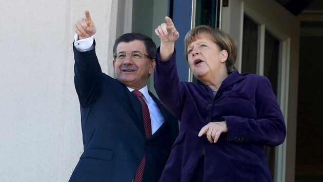 Der türkische Ministerpräsident Ahmet Davutoglu und Merkel arbeiten an einem gemeinsamen Deal. (Bild: AFP)