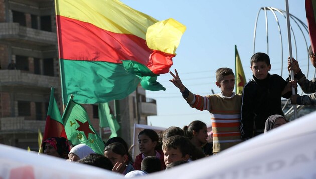 Kundgebung von Kurden in der syrischen Stadt Qamischli (Bild: APA/AFP/DELIL SOULEIMAN)