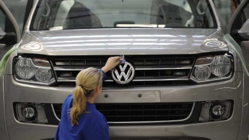 Der Chipmangel hat die Produktion bei Volkswagen um eine sechsstellige Stückzahl verringert. (Bild: AP/Nigel Treblin)