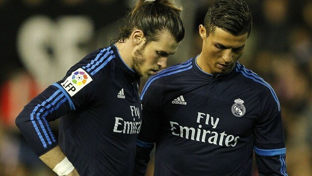 Ob Gareth Bale und Cristiano Ronaldo gerade ein Loch suchen, in das sie sich verkriechen könnten? (Bild: Jose Jordan)