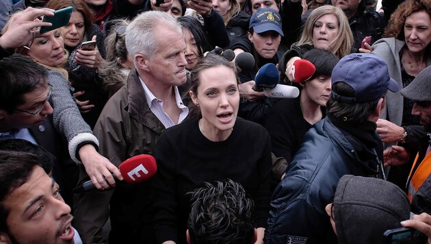 Angelina Jolie bei ihrem Besuch in Piräus (Bild: APA/AFP/LOUISA GOULIAMAKI)