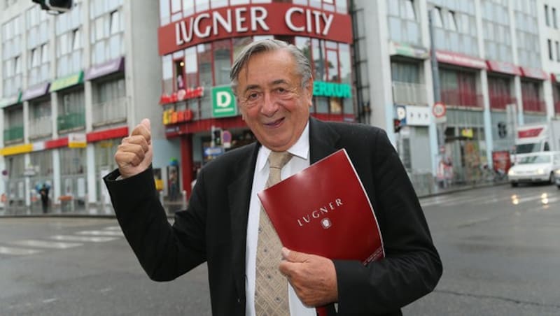 Richard Lugner in front of his Lugner City (Bild: Peter Tomschi)