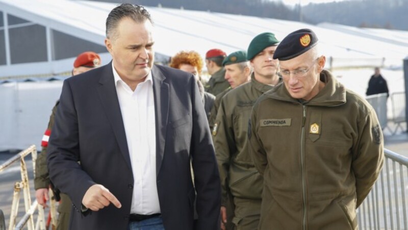 Verteidigungsminister Hans Peter Doskozil (links) braucht Geld für ein neues Heer. (Bild: APA/ERWIN SCHERIAU)