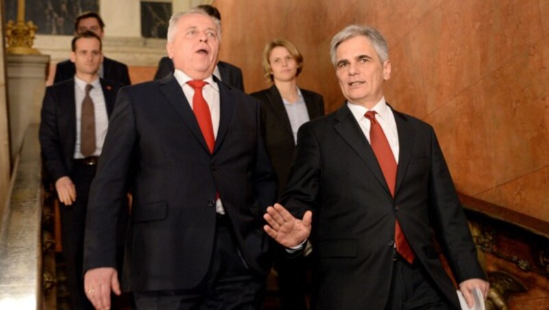 Hundstorfer (im Bild mit Kanzler Faymann) geht mit "leichtem Kribbeln" ins Rennen um die Hofburg. (Bild: APA/ROLAND SCHLAGER)