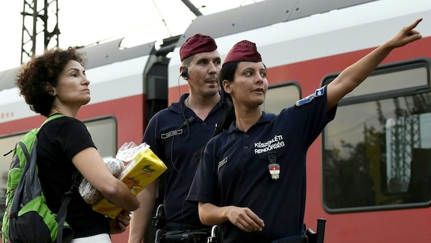 Alev Korun während der Flüchtlingskrise im Herbst 2015 auf einem ungarischen Bahnhof (Bild: APA/HERBERT P. OCZERET)