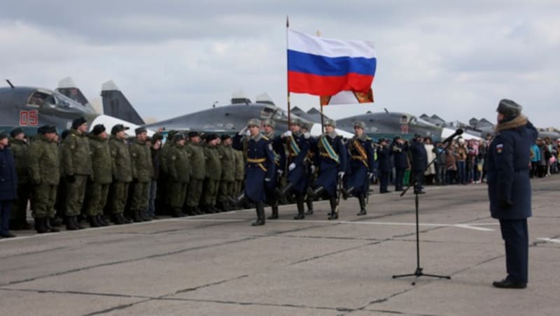 Militärparade für die heimgekehrten russischen Soldaten (Bild: ASSOCIATED PRESS)