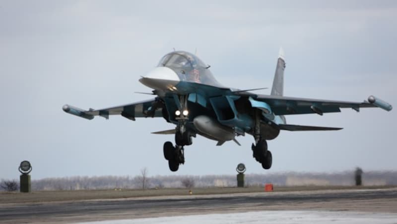 Landeanflug eines russischen Su-34-Bombers in der Nähe der russischen Stadt Woronesch (Bild: ASSOCIATED PRESS)