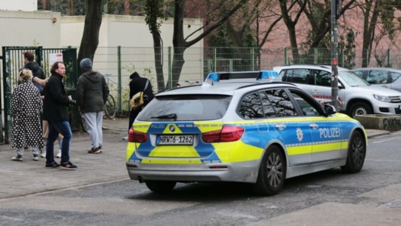 Die Polizei vor dem Kölner Humboldt-Gymnasium (Bild: EPA)