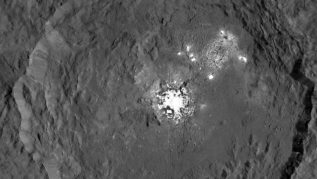 Die hell leuchtenden Flecken im Occator-Krater auf Ceres (Bild: NASA/JPL-Caltech/UCLA/MPS/DLR/IDA)