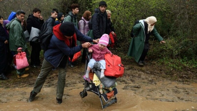 Die Wege sind von den starken Regenfällen aufgeweicht. (Bild: APA/AFP/DANIEL MIHAILESCU)