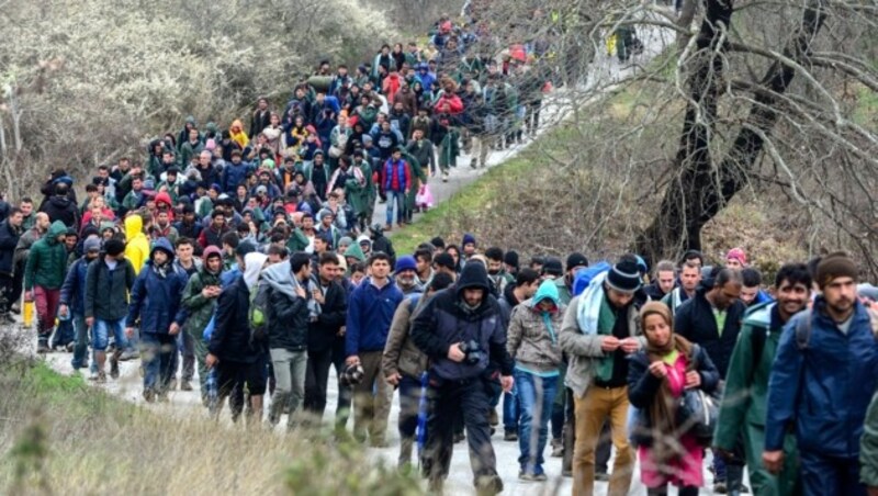 Hunderte Migranten verließen am Montag das Flüchtlingslager Idomeni Richtung Norden. (Bild: EPA/NAKE BATEV)