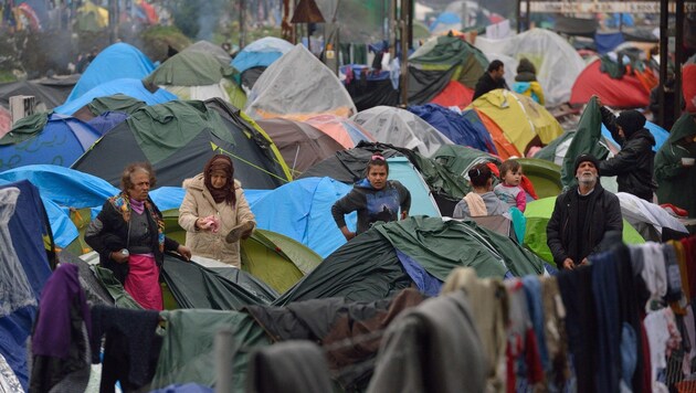 Flüchtlinge in Idomeni an der griechisch-mazedonischen Grenze (Bild: AFP)